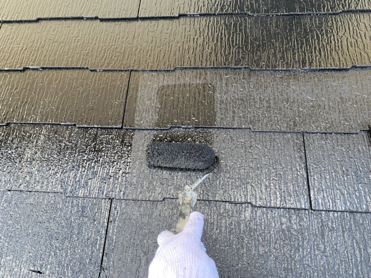 屋根の上塗り2回目を塗っている写真